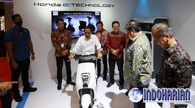 Presiden Joko Widodo Naik Motor Listrik Honda EM1 Presiden Joko Widodo Naik Motor Listrik Honda EM1
