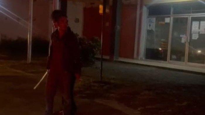 Pengendara Fortuner Bawa Pedang sambil Marah