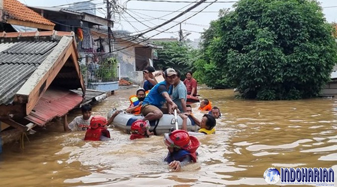 BANJIR JAKARTA MELUAS, 34 RT TERENDAM AKIBAT HUJAN DERAS DAN LUAPAN SUNGAI