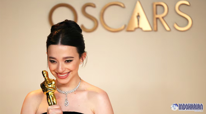 Mikey Madison Raih Piala Oscar Pertamanya Berkat Film "Anora"