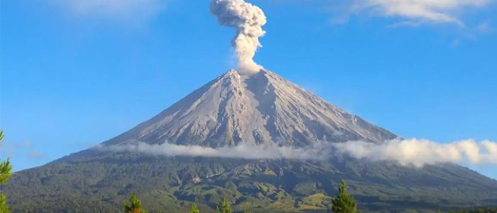 Gunung Semeru Erupsi 10 Kali, Semburkan Abu Setinggi 1.100 Meter