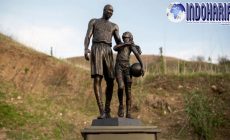 Permalink to Patung Kobe Bryant Dan Putrinya Gianna Dipajang di Lokasi Kecelakaan