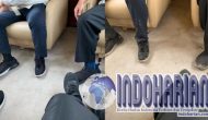 WOW! Meninjau Karhutla, Sepatu Jokowi Kotor, Netizen: Lebay WOW! Meninjau Karhutla, Sepatu Jokowi Kotor, Netizen: Lebay