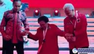 Permalink to Viral Vidio Megawati Hempaskan Tangan Jokowi